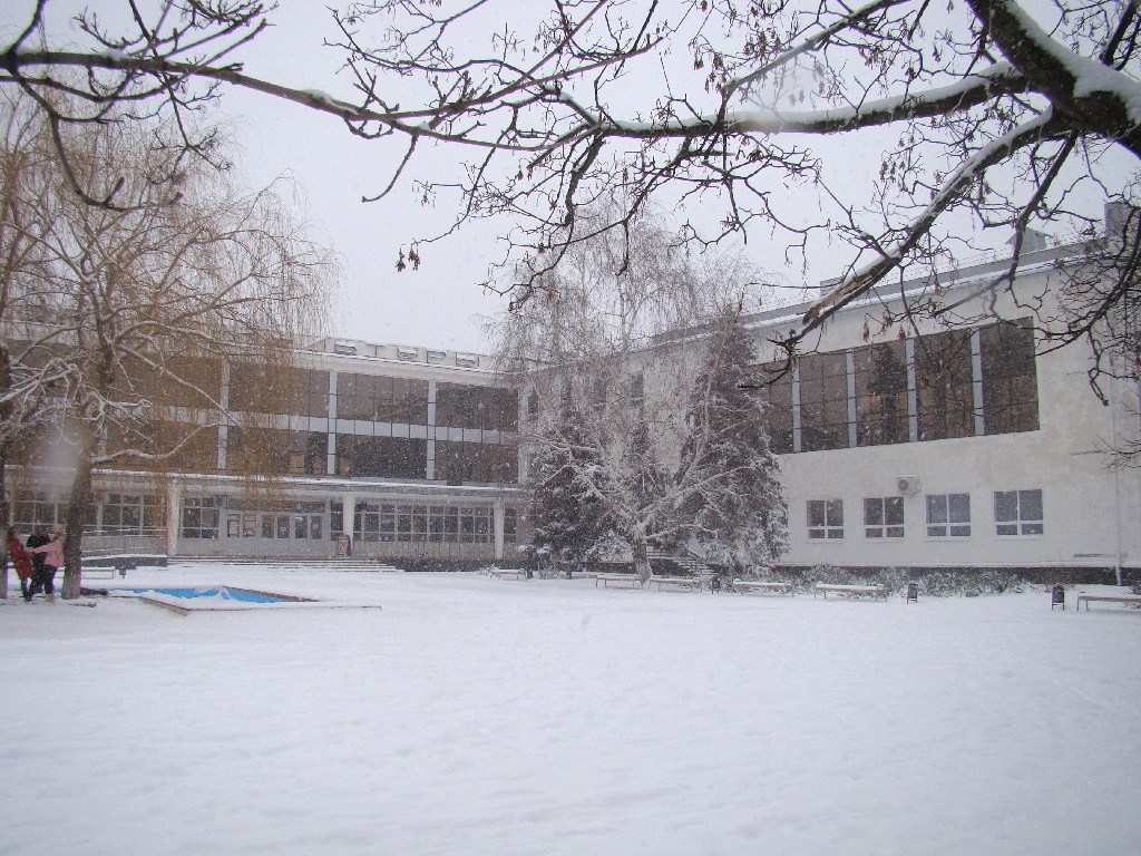 Площадь дворца культуры зимой