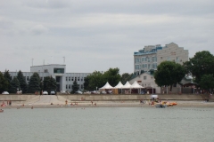 Вид с моря на кафе "Платан" и городскую администрацию
