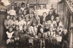 На обороте этой фотографии написано - 19 мая 1950-го года. Школа № З, ул. Ленина, Приморско-Ахтарск. Оказывается эта школа сначала была 3-ей, потом 2-ой начальной